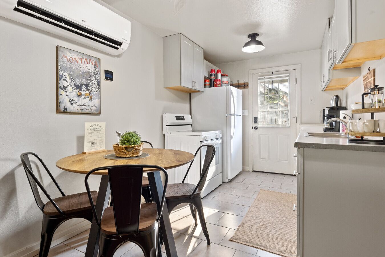 Fridge, microwave, oven, coffee/tea maker