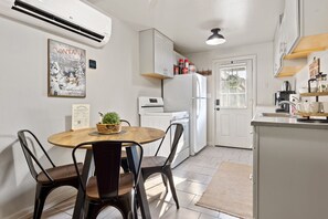 Kühlschrank, Mikrowelle, Ofen, Wasserkocher mit Kaffee-/Teezubehör