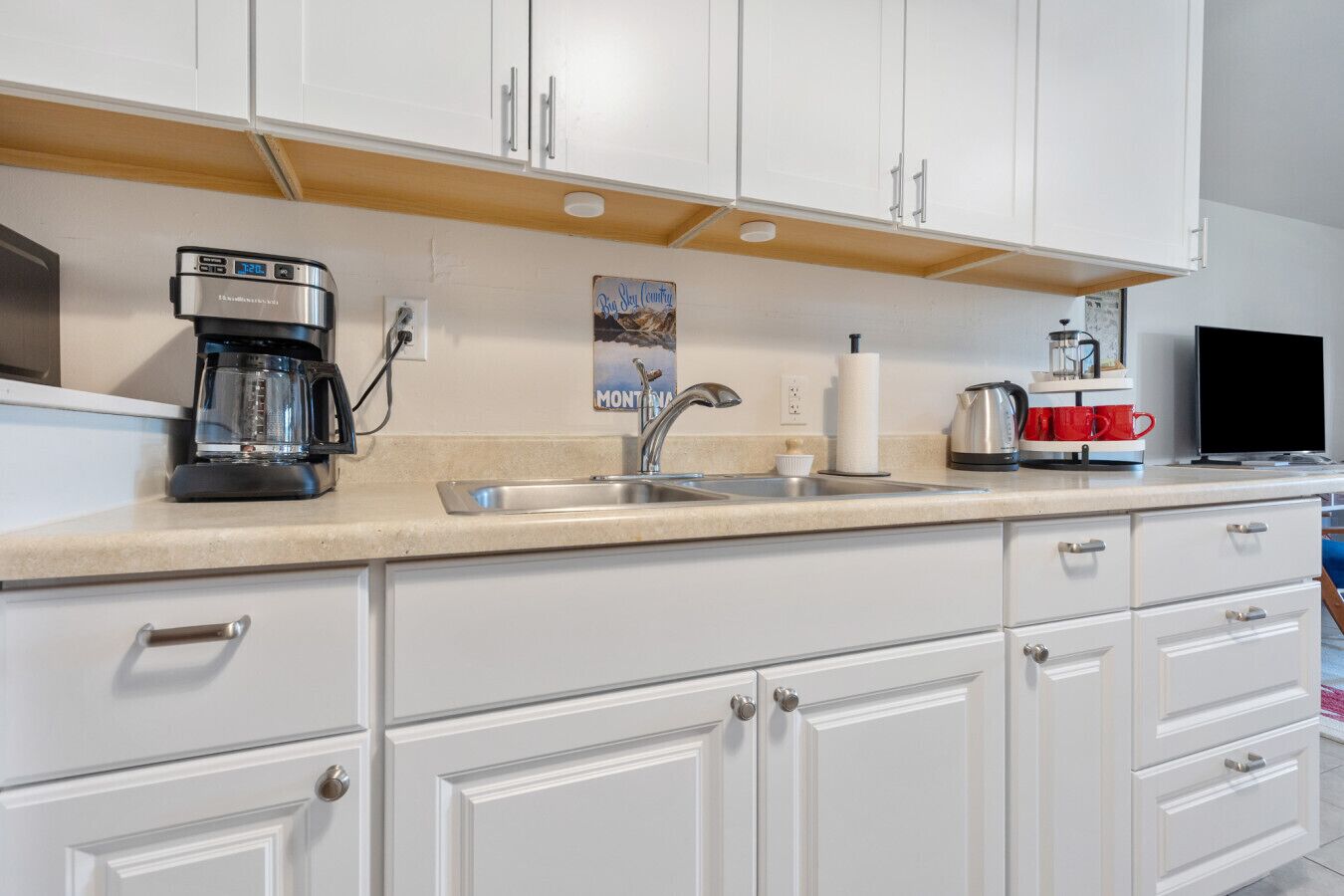 Fridge, microwave, oven, coffee/tea maker