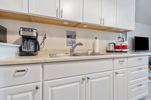 Réfrigérateur, micro-ondes, four, cafetière/bouilloire