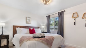 2 habitaciones, tabla de planchar con plancha, cuna de viaje y wifi