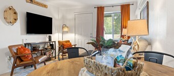 Charming Apt Near Glacier with Pickleball Court