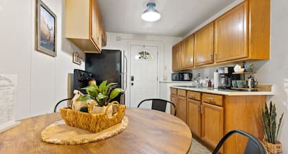 Charming Apt Near Glacier with Pickleball Court