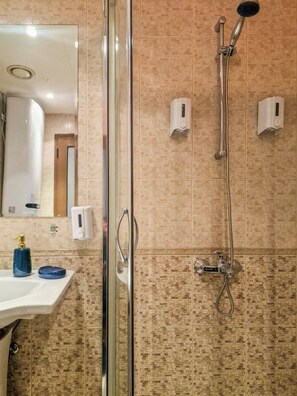 Haartrockner, Handtücher, Seife, Toilettenpapier