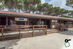 Een kleine markt met houten banken en een betegeld dak.