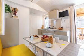 Xalet, pati | Cuina privada | Frigorífic, microones i placa de cuina 