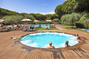 Bain à remous extérieur