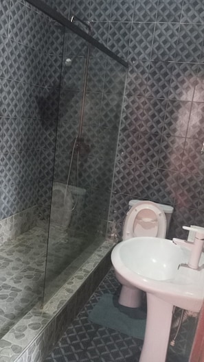 Family Suite, Balcony, Beach View | Bathroom | Towels, soap, shampoo, toilet paper