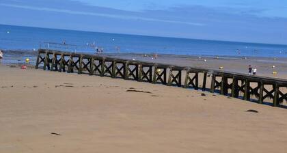 Close to Omaha Beach, single-story cottage, veranda, pets allowed