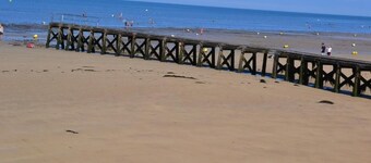 Close to Omaha Beach, single-story cottage, veranda, pets allowed