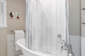 Hair dryer, towels, soap, shampoo - Stylish & Modern Private Getaway in Richardson! (Richardson)