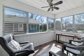 Interior - Stylish & Modern Private Getaway in Richardson! (Richardson)