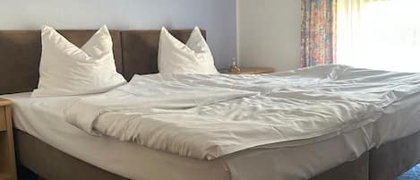 Camera Basic con letto matrimoniale o 2 letti singoli | Una scrivania, Wi-Fi gratuito, lenzuola