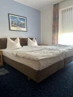 基础双人房或双床房 | 办公桌、免费 WiFi、床单