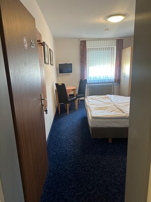 Basic Double or Twin Room | Living area | 30-inch flat-screen TV with cable channels - Hotel Alt Nürnberg (Mannheim)