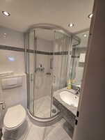 淋浴设施、毛巾、卫生纸