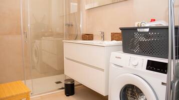 Appartement | Badkamer | Een douche, een haardroger, handdoeken