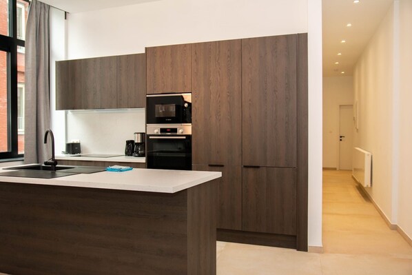 Apartment | Private kitchen | Fridge, microwave, oven, stovetop - City View Luxury Apartment in Liege (Brussels)