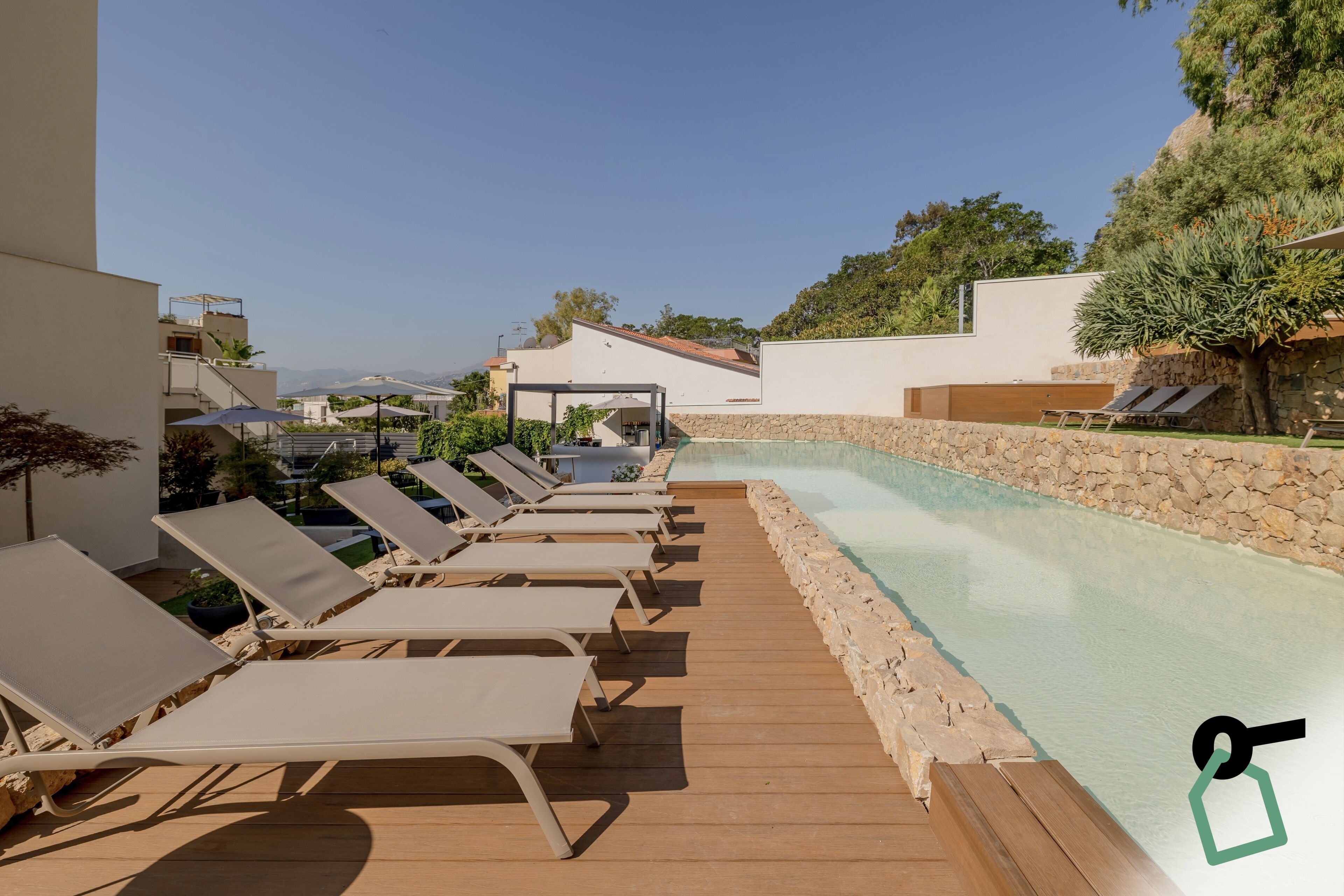 حمّام سباحة خارجي، مظلات على حمّام السباحة، مقاعد للتشمس