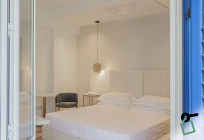 Double Room | Minibar, in-room safe, desk, free WiFi