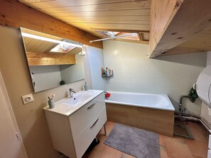 Een haardroger, handdoeken, zeep, toiletpapier
