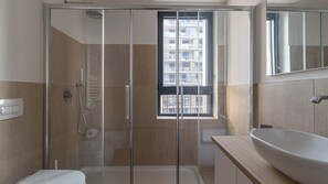 Ducha, secador de pelo, bidé y toallas
