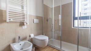 A modern bathroom with a glass shower enclosure, a white sink, and a toilet. - Italianway Comfort - Pasolini 70 B - Feel Uptown (Milano)