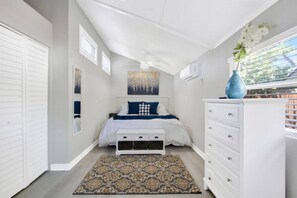 4 bedrooms, desk, WiFi, bed sheets