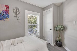 4 عدّة غرف نوم ومكتب وواي فاي وملاءات أسرّة