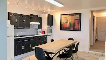 Een magnetron, een oven, een kookplaat, een vaatwasser