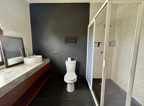 Sèche-cheveux, serviettes fournies, savon, papier toilette