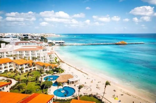 Spacious building with 8 bedrooms and AC, amazing location in Playa del Carmen