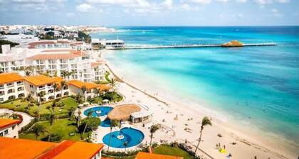 Spacious building with 8 bedrooms and AC, amazing location in Playa del Carmen