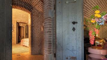 Executive Suite | Cribs/infant beds, free WiFi, bed sheets