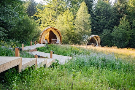 Cunas, wifi gratis y ropa de cama . Fort Vuren