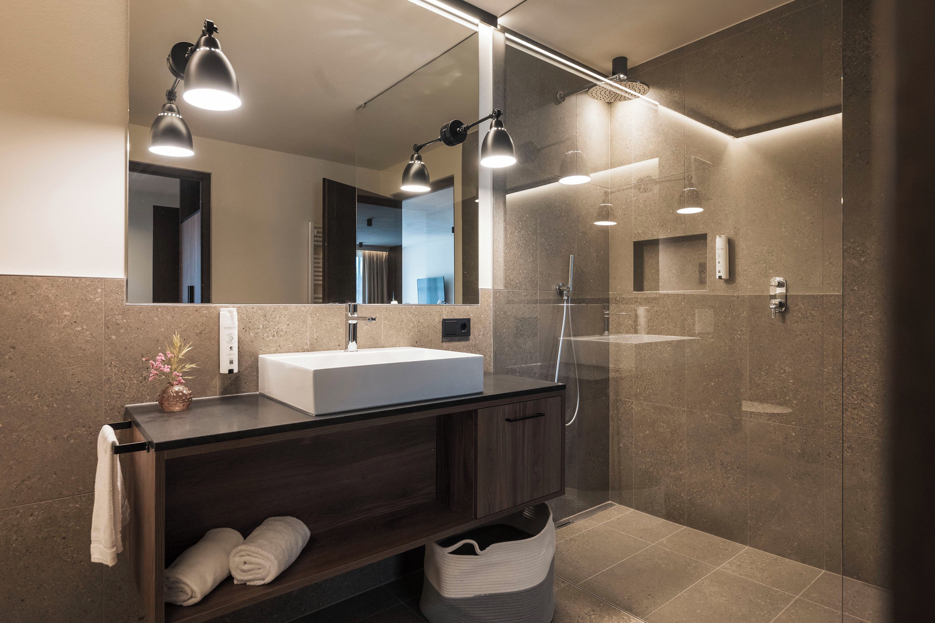 Dusche, umweltfreundliche Kosmetikartikel, Haartrockner, Bidet