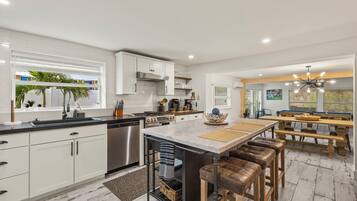 KĂŒhlschrank, Mikrowelle, Ofen, Herdplatte