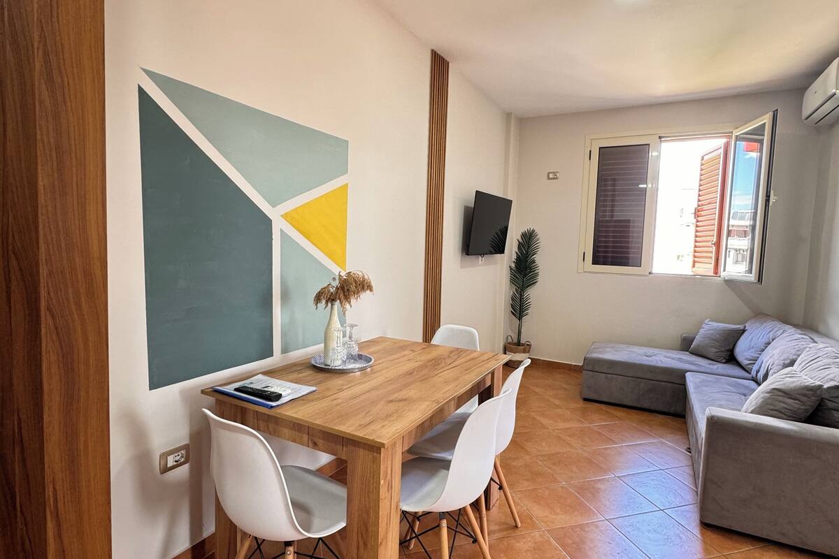 Comfort-lejlighed - balkon - bakkeudsigt | Opholdsområde | 80-centimeters smart-tv med digitale kanaler