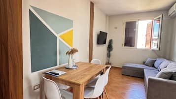 Appartamento Comfort, balcone, vista collina | Area soggiorno | Smart TV 80 cm con canali digitali