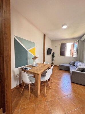 Departamento Confort, balcón, vista a la colina | Área de sala de estar | Smart TV de 80 cm con canales digitales 