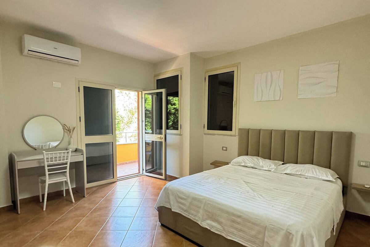 Apartament Comfort, balcó | Habitacions insonoritzades, wifi gratuïta i roba de llit 