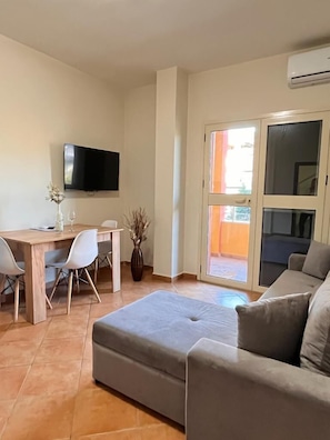 Apartamento Confort, 1 habitación, balcón | Zona de estar | Smart TV de 80 cm con canales digitales