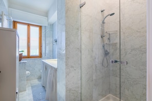 Douche, articles de toilette gratuits, sĂšche-cheveux, bidet