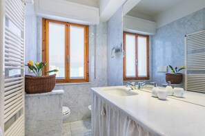 Shower, free toiletries, hair dryer, bidet - Rossetti 3 - Two Bedroom Apartment, Sleeps 4 (Marina di Cecina)