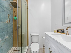Douche, sèche-cheveux, serviettes fournies