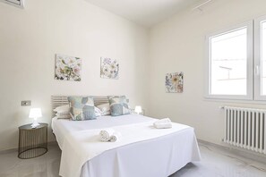 3 bedrooms, desk, WiFi, bed sheets