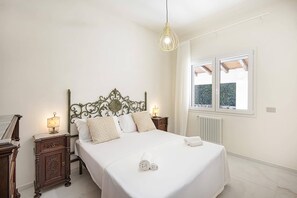 3 室のベッドルーム、デスク、WiFi、ベッドシーツ