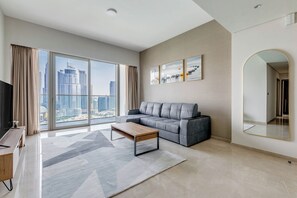 Appartement luxueux, balcon, vue sur la ville | Fer et planche à repasser, accès au Wi-Fi (inclus)