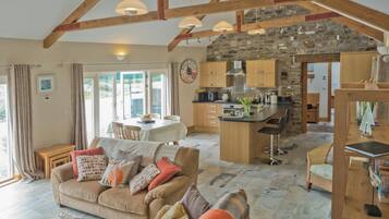 Fernseher, DVD-Player, Bücher