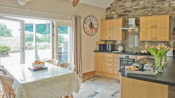 Een koelkast, een magnetron, een oven, een vaatwasser